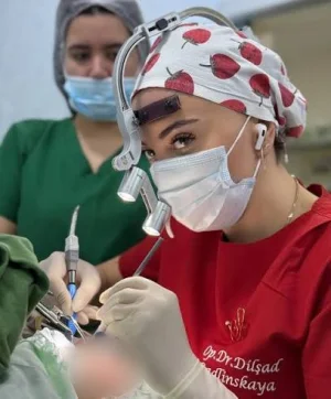 Op. Dr. Dilşad Şadlinskaya əməliyyat zamanı, başında işıqlı lupa