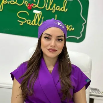 Op. Dr. Dilşad Şadlinskaya kabinetində, arxada adı yazılmış yaşıl lövhə